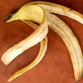 Nu mai arunca cojile de banană! Trucul simplu cu bicarbonat pe care îl poți încerca acasă