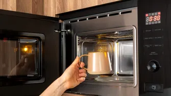 Cât de sigur este să reîncălzești cafeaua? Ce spun specialiștii despre acest obicei