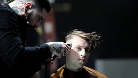 Cristi Pascu – în 2016 va fi la modă ca bărbaţii să îşi coloreze părul şi să aibă tunsori neo-punk