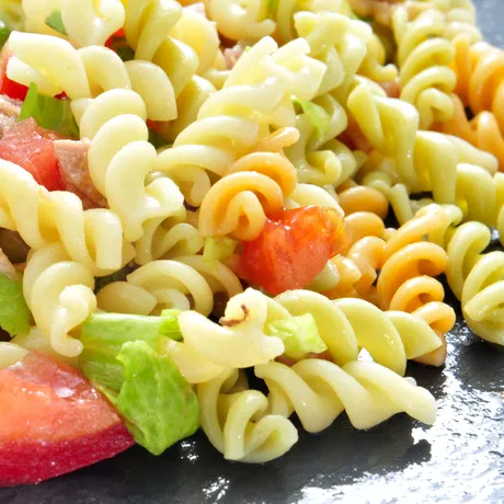 Rețetă salată rece de paste! Aromată, sățioasă și merge la orice masă!