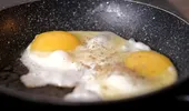 Trucul simplu care împiedică ouăle să se lipească de tigaie. Ai nevoie doar de făină!