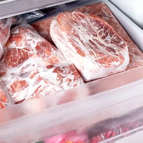 Ingredientul pe care să-l pui în apă atunci când decongelezi carnea. Se dezgheață mai repede!