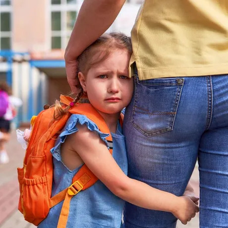 Prima zi de grădiniță: ce să faci dacă plânge copilul? „Ideal ar fi ca un părinte să-și asume o lună de zile dusul și adusul copilului la grădiniță”