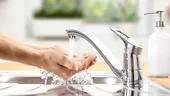 Cum să cureți chiuveta din bucătărie și să scapi de mirosuri. Soluțiile simple care desfundă rapid scurgerea