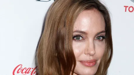 Angelina Jolie a suferit o operaţie dublă de mastectomie de teama cancerului de sân