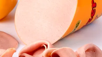 Parizer de porc doar pe etichetă! Analizele au descoperit aproape deloc carne de porc, deși pe etichetă scria 50%