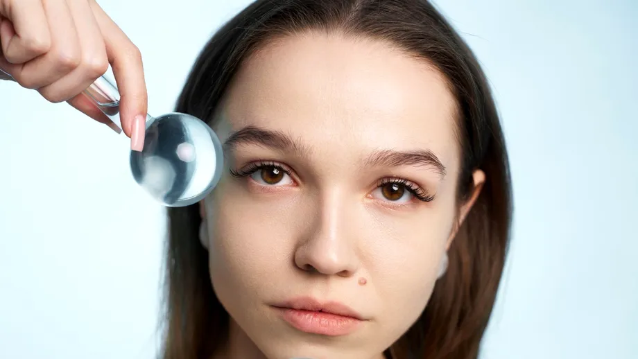 Acest condiment străvechi este adevăratul motiv pentru care vedetele au pielea ca sticla! Îl ai în bucătărie