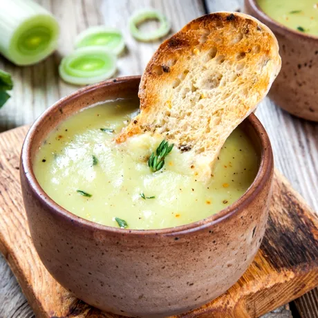 Rețeta de supă care te scapă de răceală și gripă. E delicioasă și e medicament natural