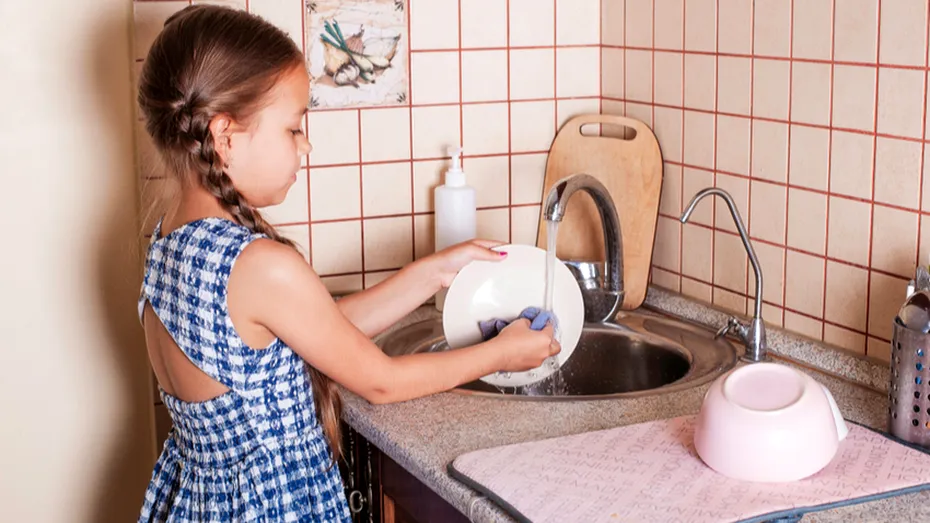 Cum îți înveți copiii să te ajute la treburile casnice?