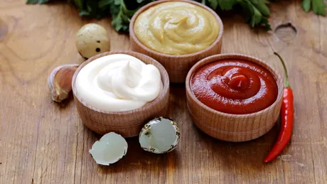 Ketchup vs maioneză: care este mai sănătos? O lingură de ketchup are 15 calorii, una de maioneză 90-100 calorii