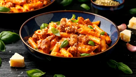 Paste cu Cârnați Grătărescu Cris-Tim și sos de roșii