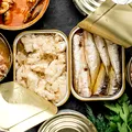 Peștele la conservă pe care nutriționiștii îl pun pe primul loc. E plin de omega-3 și calciu