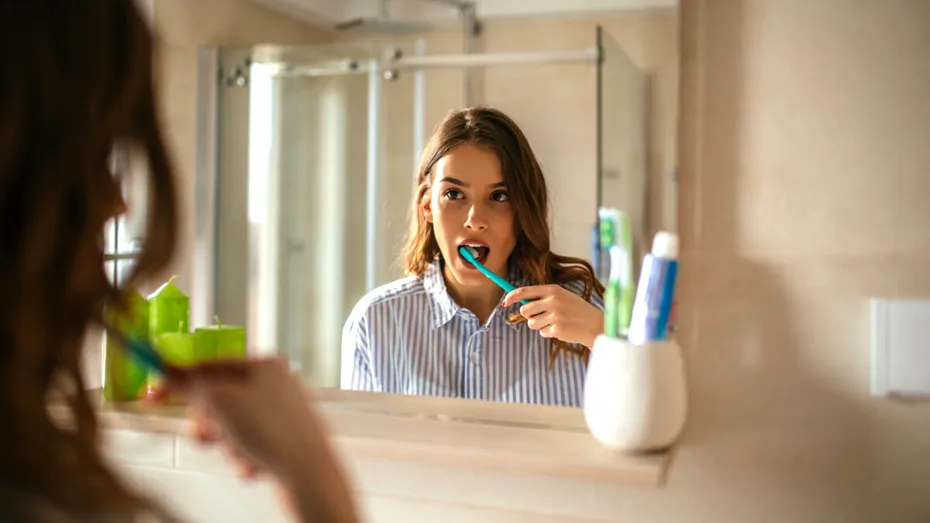 Spălatul pe dinți dimineața sau seara? Când este cel mai important?