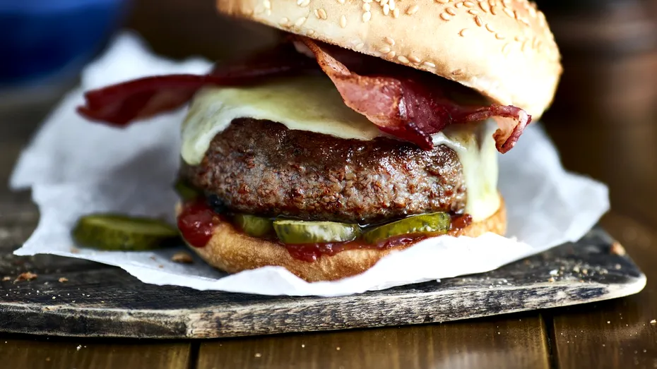 Cum să mănânci un burger fără să te murdărești! Tehnica simplă care te ajută să îl savurezi într-un mod elegant