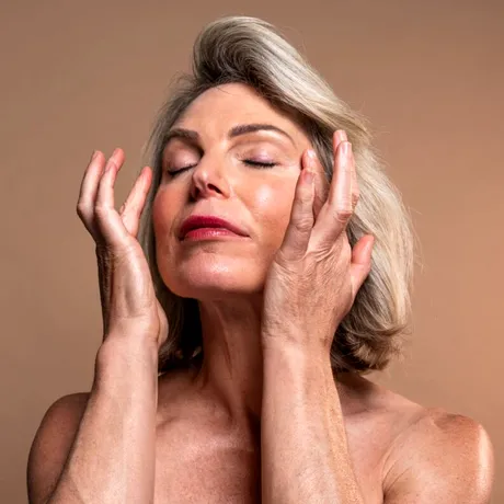 După 50 de ani, pielea are alte nevoi. Protocolul recomandat de dermatologi pentru fermitate, hidratare și regenerare