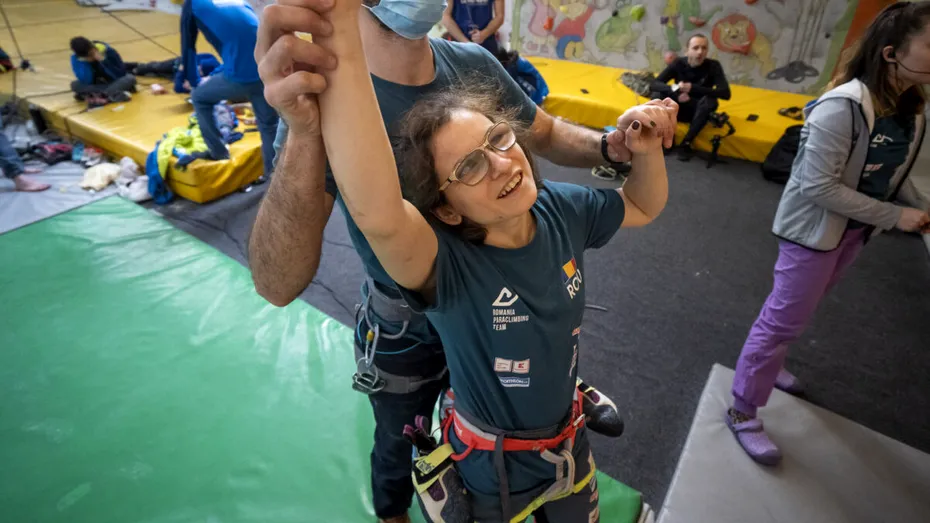 Pentru unii tineri cu dizabilități, escalada poate însemna schimbare! Povestea emoționantă a unei tinere nevăzătoare