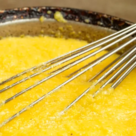 Mămăliga, superalimentul dat uitării din bucătăria românească: beneficii, nutrienți și rețete sănătoase