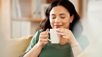 Ce recomandă medicii oncologi înainte de prima înghițitură de cafea? Obiceiul care îți poate proteja esofagul