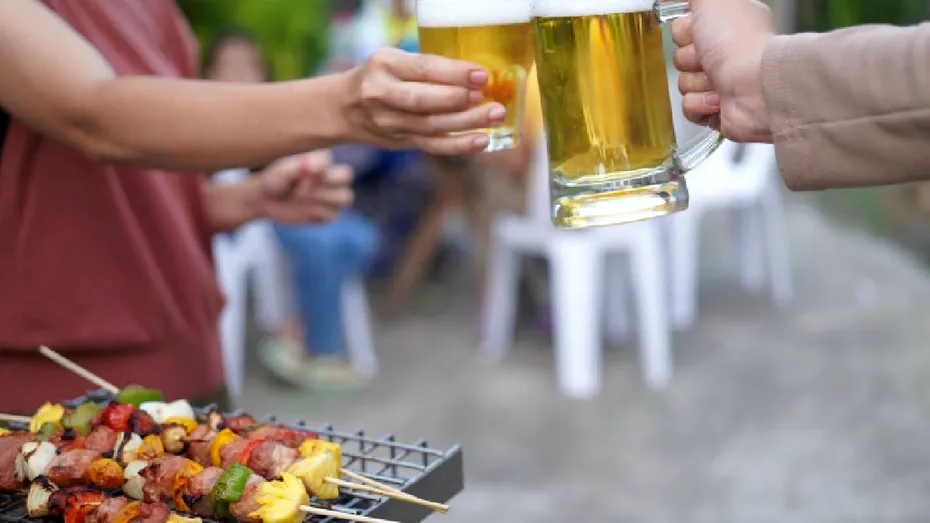 1 Mai la grătar: ce se întâmplă în corp după combinația clasică de mici, bere și puțin somn