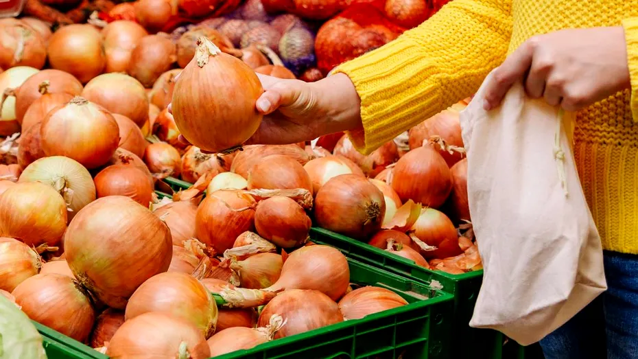 De unde provine, de fapt, această ceapă vândută ca fiind „din România”? Ce s-a descoperit în hipermarketurile Kaufland