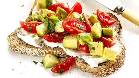 Toast cu pâine de secară, avocado și ricotta: inspirație pentru un mic dejun delicios