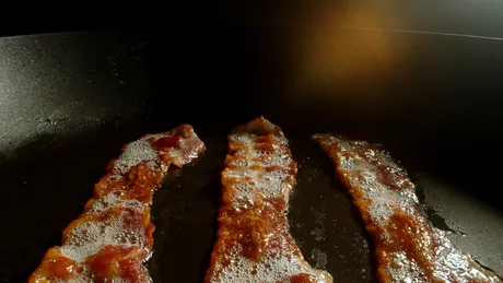 Nu mai găti baconul în ulei! Ingredientul pe care să-l folosești, de fapt, pentru un gust mai intens