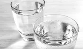 Riscurile la care te expui dacă bei zilnic apă carbogazoasă