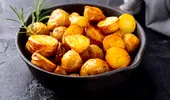 Cum prepari cartofi perfect rumeniți la cuptor. Vor avea o crustă crocantă și un gust delicios