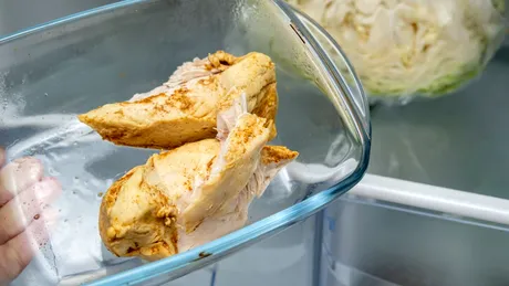 Ai gătit prea mult piept de pui? Cât timp îl poți depozita în frigider