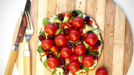 Carmen Negoiţă te învaţă cum prepară pizza raw vegan, fără foc