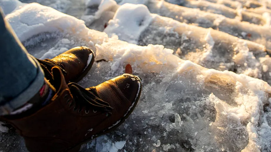 Cum cureți corect petele de sare și apă de pe încălțăminte iarna
