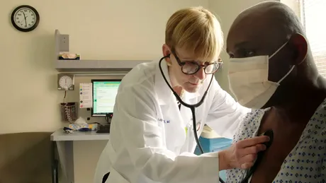 ”Diagnosis”, despre mistere medicale într-o serie documentară Netflix care te va face să reevaluezi modul în care se ajunge la un diagnostic
