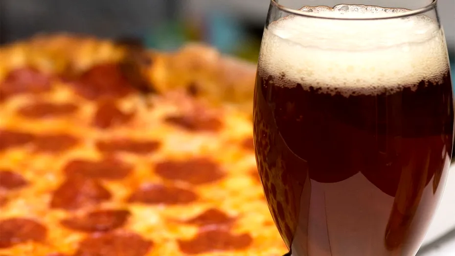 Ai poftă de pizza sau paste după ce bei alcool? Ce mesaj vrea să îți transmită corpul tău, de fapt