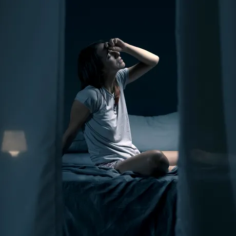 5 obiceiuri de seară care îți sabotează hormonii și calitatea somnului