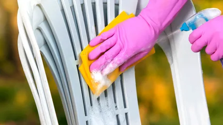 Cum să cureți scaunele albe din plastic. Le poți ține toată vara în curte, fără grija petelor