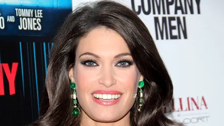 Cum arată focoasa iubită a lui Donald Trump Jr., la 51 de ani. Are COVID-19