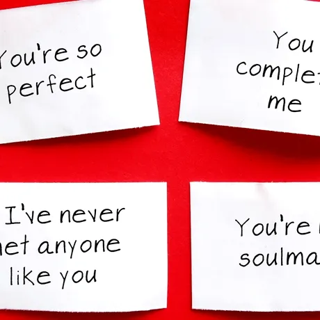 Ce este love bombing? Șapte semne care îți arată că ți se întâmplă și ție