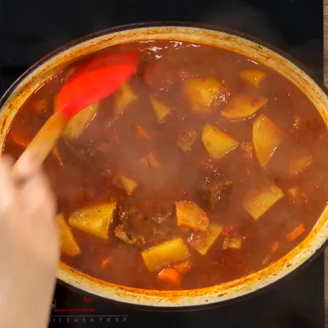 Condimentul banal care nu trebuie pus în gulaș. Dacă faci această greșeală, îi strici tot gustul