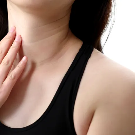 Ridurile de pe gât îți dau bătăi de cap? Iată cum să scapi de ele