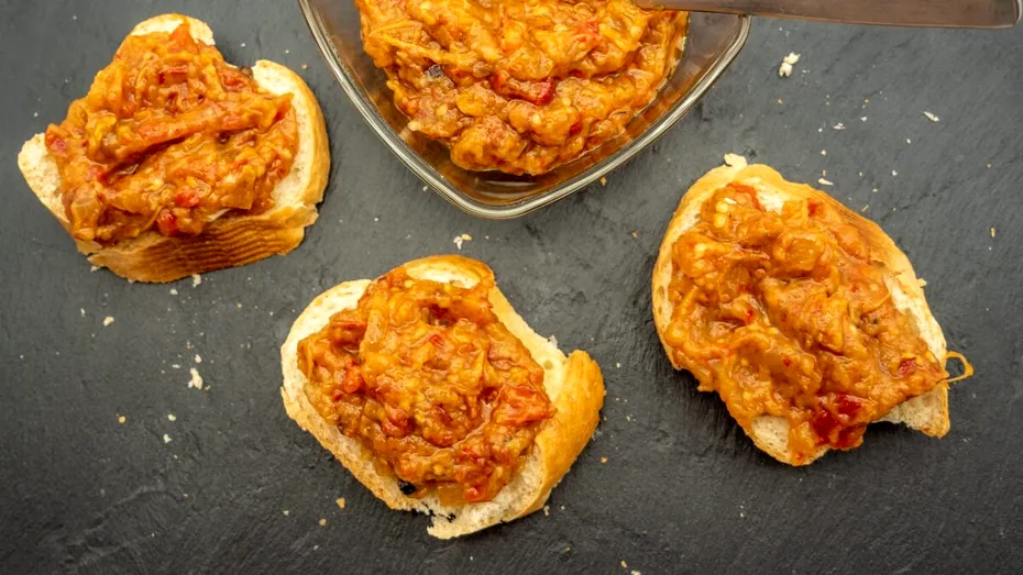 Rețeta-unică de zacuscă cu două ingrediente surpriză! Puține gospodine o cunosc