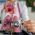 Tusea care nu dispare și lipsa de aer pot ascunde o boală pulmonară gravă. Semnele pe care nu ar trebui să le ignori