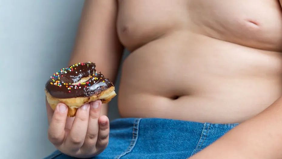 Copiii obezi, consecința părinților iresponsabili. 65% dintre copii consumă dulciuri zilnic