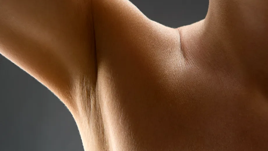 Pielea neagră la subraț poate fi primul semn de diabet. Ce alte boli pot fi de vină și remedii pentru albirea pielii de la subraț