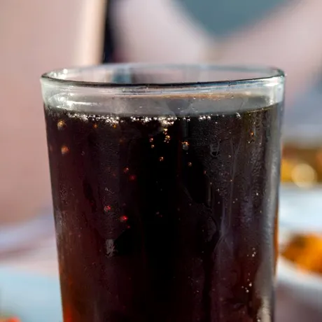 Ce efect poate avea cofeina din Cola asupra creierului copiilor? Ce au descoperit cercetătorii despre sucurile consumate de copii