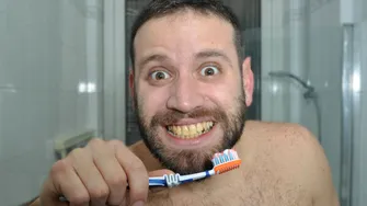 De ce avem dinții galbeni chiar dacă îi spălăm corect de două ori pe zi?