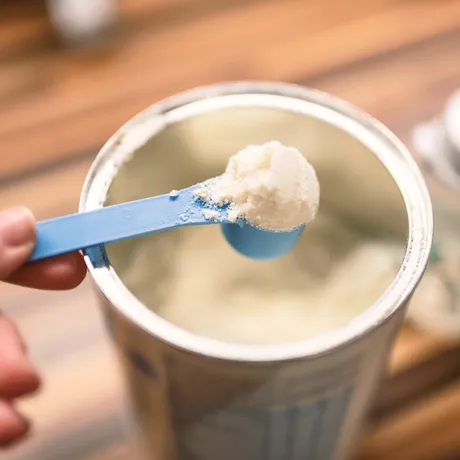 Alertă alimentară globală! Lactalis retrage din magazine laptele praf pentru sugari. Lista țărilor vizate