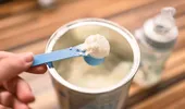 Nestlé și Danone, acuzate că au întârziat retragerea laptelui praf contaminat. Anchetă după moartea a doi bebeluși