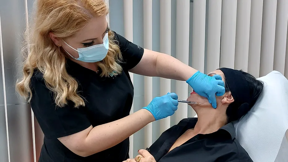 Injectările cu acid hialuronic și reacțiile adverse. Medic dermatolog explică la ce să ne așteptăm