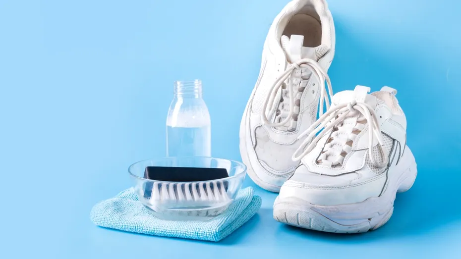 Amestecul care îți va face adidașii să arate ca noi în doar 2 minute. Nu e nevoie să-i bagi la mașina de spălat