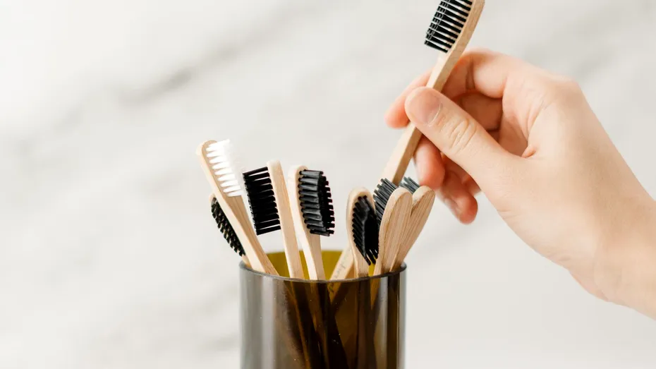 Periajul dentar: greşeli pe care le faci şi-ţi afectează dinţii şi gingiile